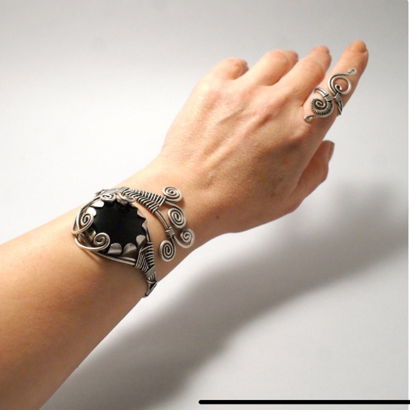 Black Onyx wire wrapped cuff bracelet - Picture 3 of 8